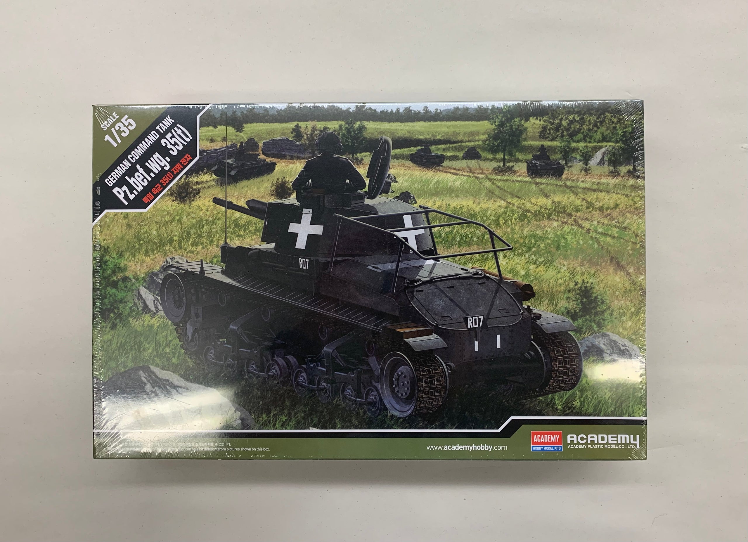 Academy 1/35 German Command Tank Pz bef wg 35(t) model kit 13313